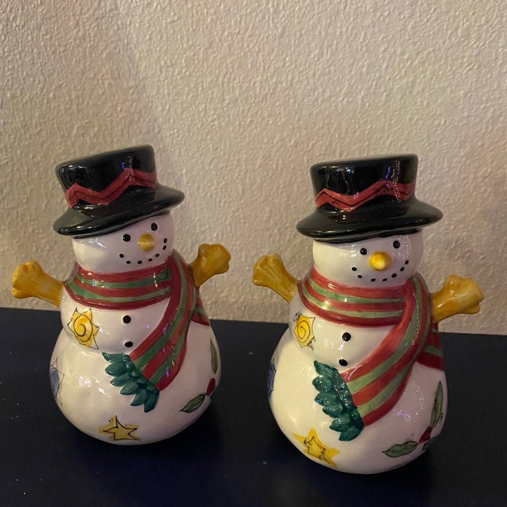 Cute snowmen salt and pepper shakers
